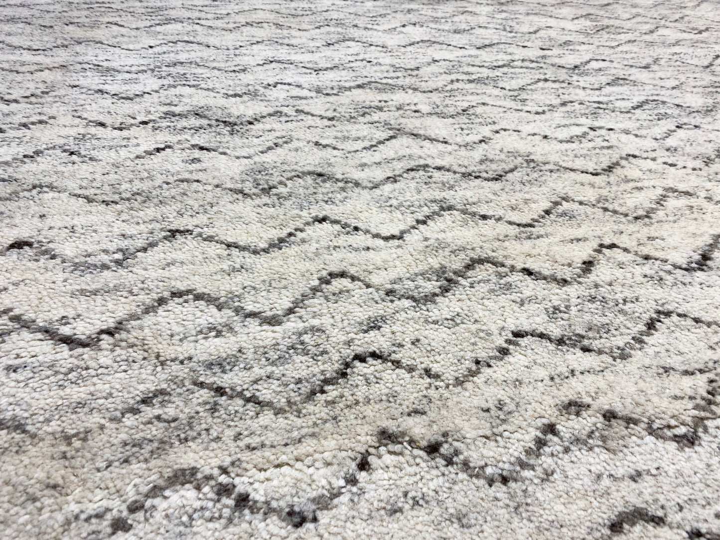 Strukturierter Berberteppich mit dezentem Wellenmuster