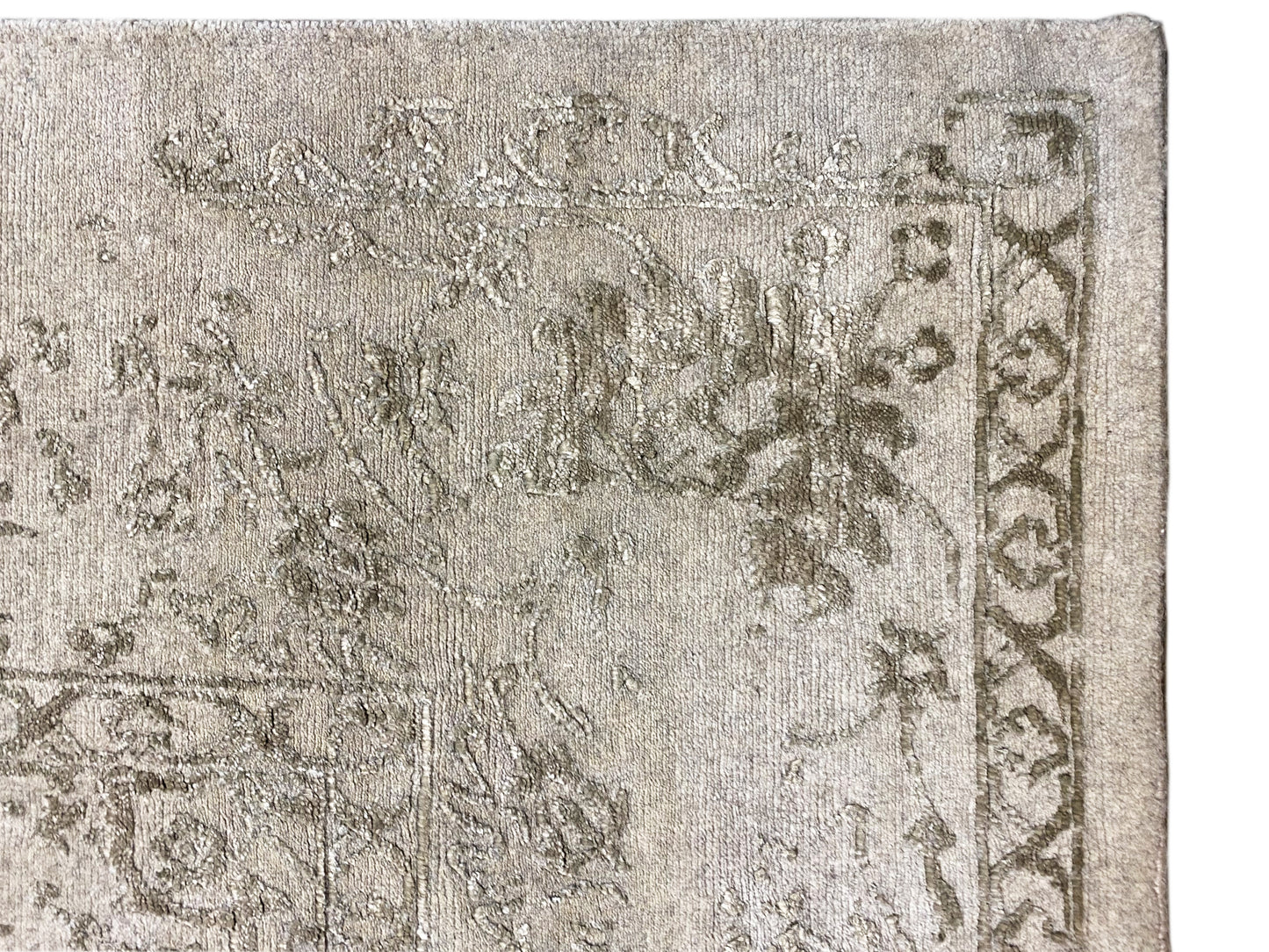 Handgemachter Teppich mit weicher, schimmernder Oberfläche